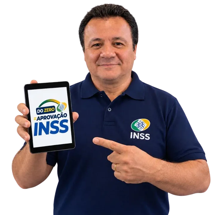 Prof. Carlos André segurando o logo Do Zero à Aprovação INSS